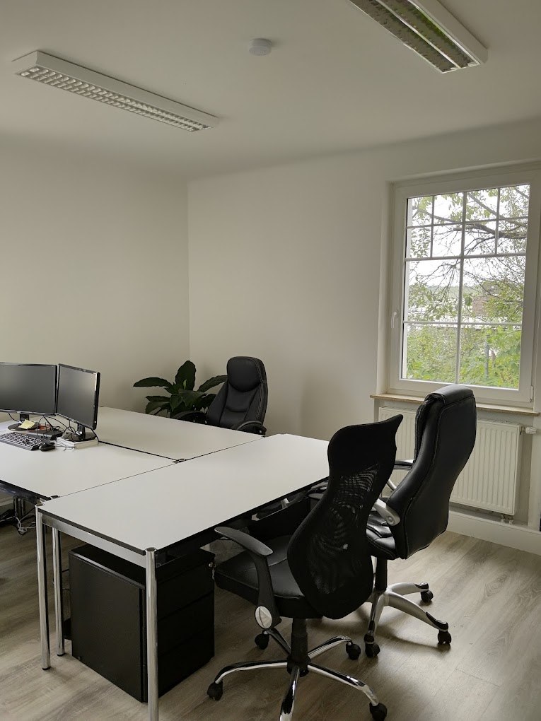 Büroraum der local cluster GmbH in Stuttgart mit mehreren Arbeitsplätzen