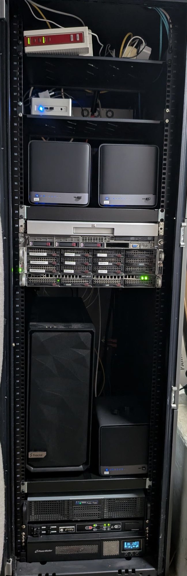 Lokaler Serverschrank mit Netzwerk-, Speicher- und Serversystemen